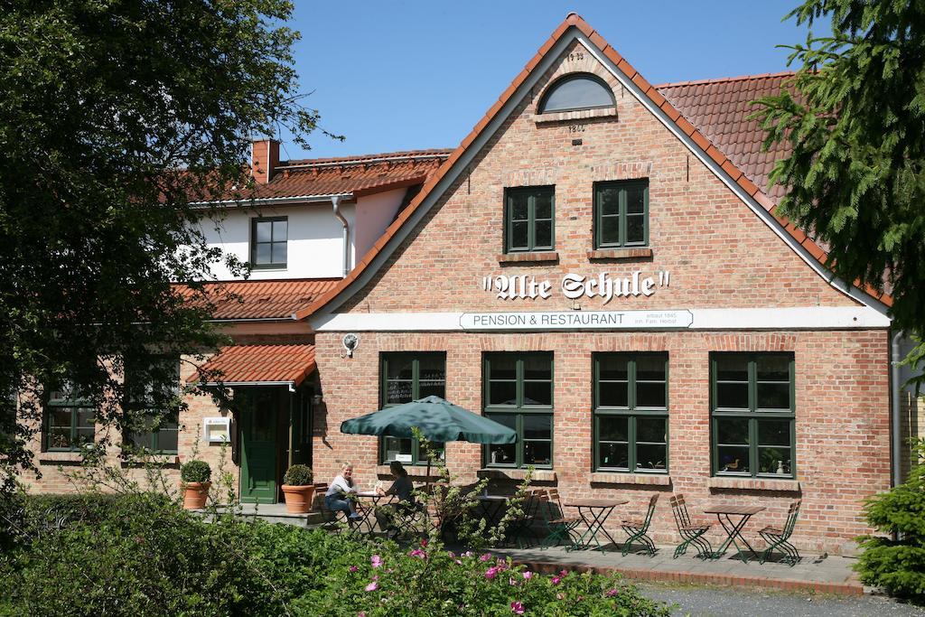 Pension & Restaurant "Alte Schule" Kluis Екстер'єр фото