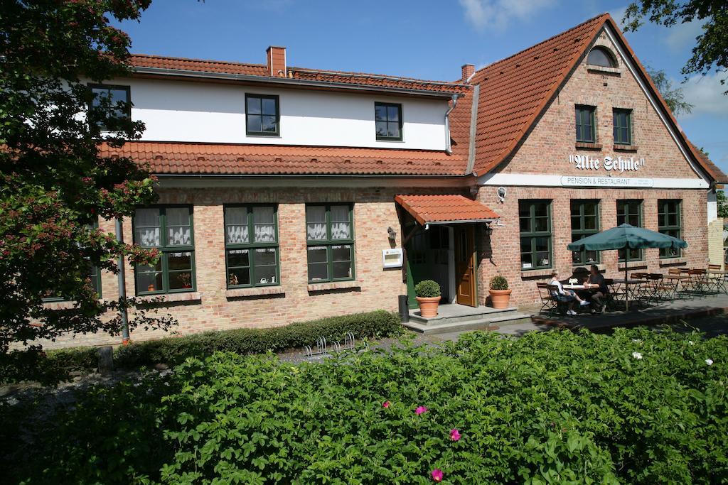 Pension & Restaurant "Alte Schule" Kluis Екстер'єр фото